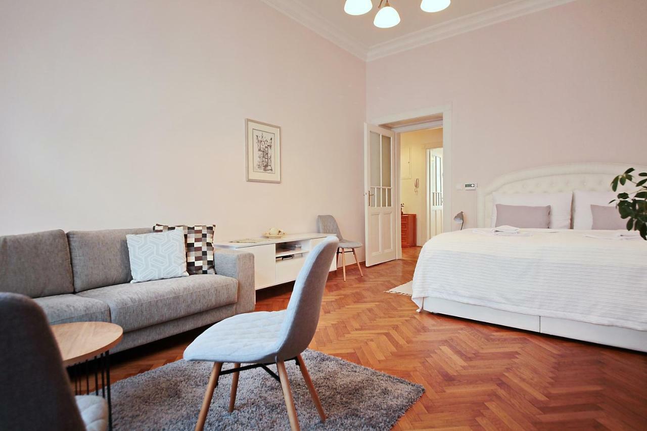 Apartment In The Heart Of プラハ エクステリア 写真