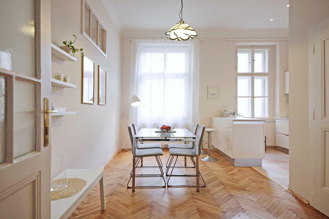 Apartment In The Heart Of プラハ エクステリア 写真